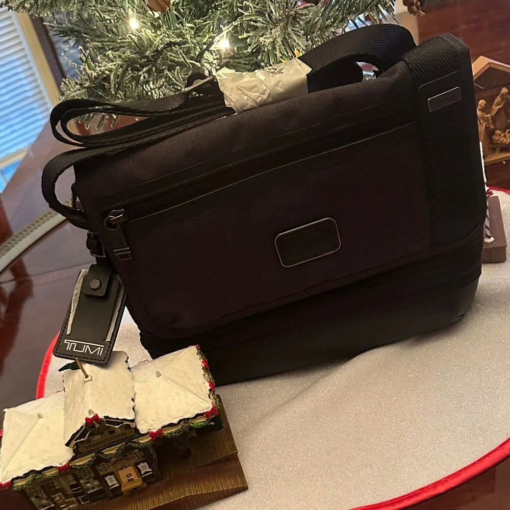 TUMI Black leather Gray EXPANDABLE Alpha Messenger Bag new without tags 💼 🆕 ✈️ 💻